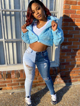 Vaqueros rotos con cortes y bloques de color